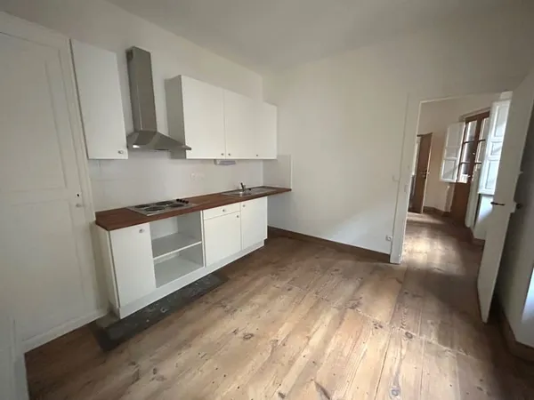 - PAU - PLACE GRAMONT - T1/2 de 27 m2 environ -