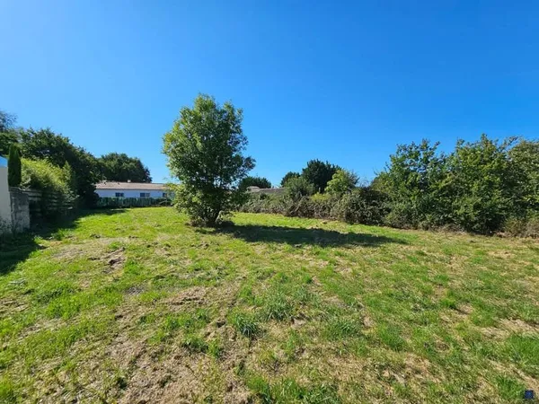 Terrain 899 m²