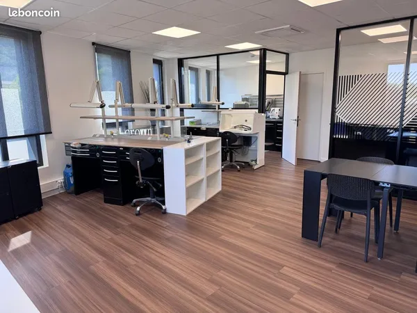 Local professionnel récent à Voglans