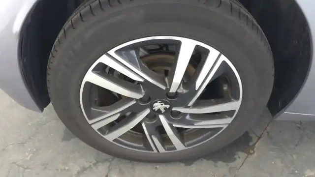 Peugeot 208 puretech 100 s&amp;s bvm6 — photo 11