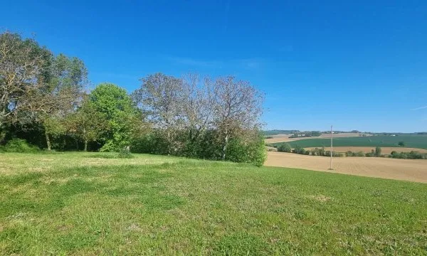 Terrain plat au calme à Marignac avec vue dégagée.