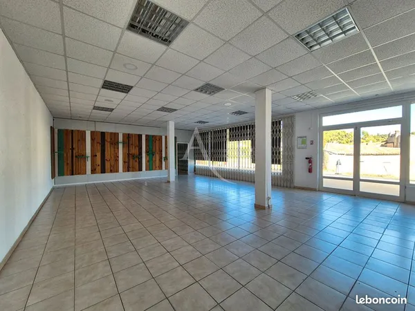 Local 134 m² ST HILAIRE