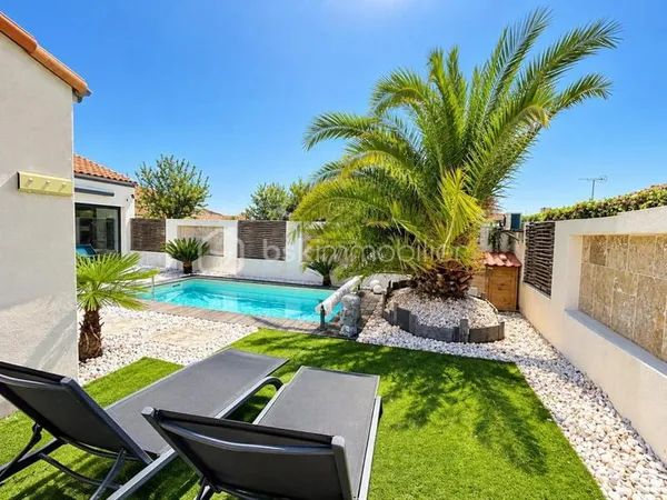 Maison récente de plain-pied avec mezzanine, piscine chauffée et jardin sans vis-à-vis - Château-d'O