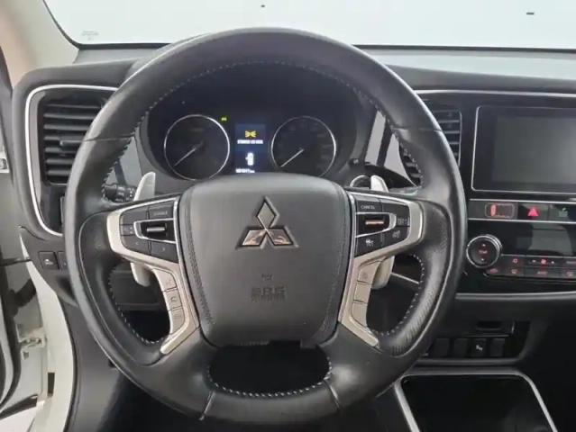 Mitsubishi Outlander phev twin motor intense 4wd + attelage — photo 21