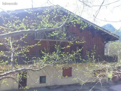 RARE: Etage complet 243.58 m2 -3 Apt meublés)