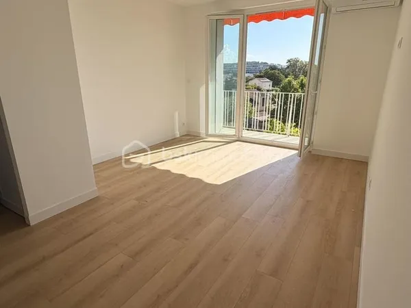 Appartement rénové de type 4 au dernier étage d'une copropriété securisée