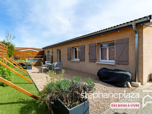 Maison PLAIN-PIED 118.7m² au centre de VILLARS-LES-DOMBES - 3 chambres + salle de jeux sur 504m² de 