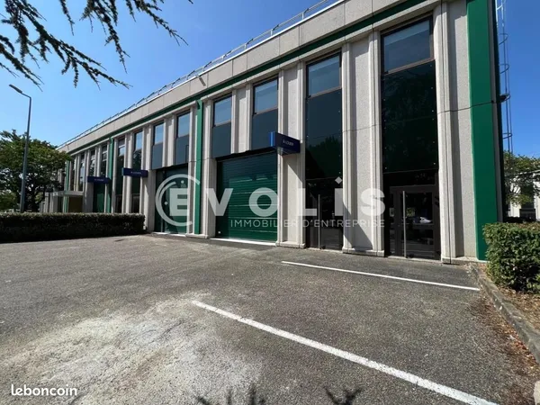 Local d'activité 1 766 m²