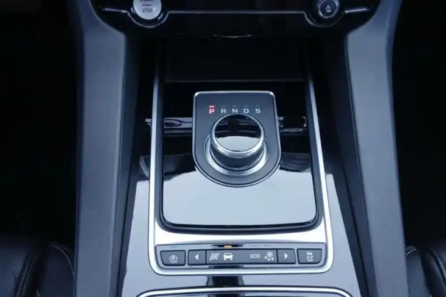 Jaguar F-Pace 2.0 d - 180 ch awd bva8 — photo 21