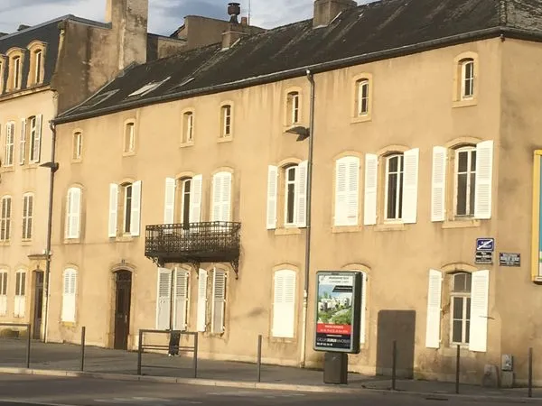 F3 rénové - Location longue durée meublée - 1 350 charges comprises