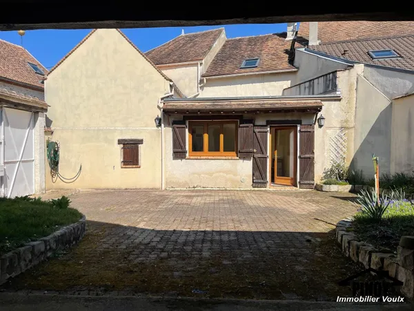 Maison ancienne avec grande cour, dépendances et garage