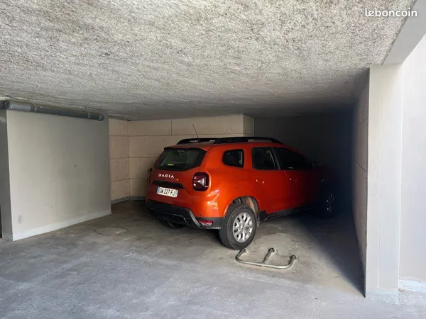 Deux. Places de parkings, couvertes et sécurisées