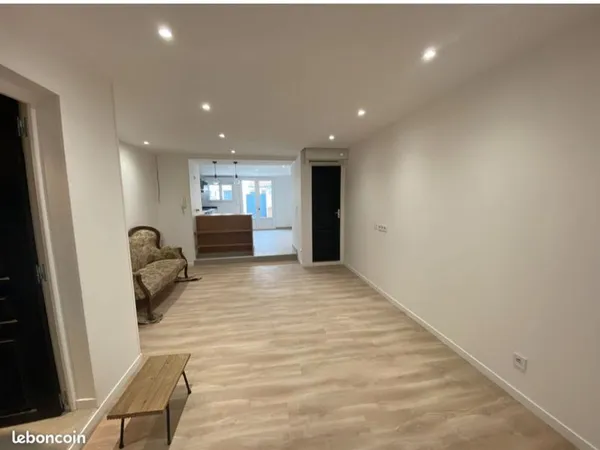 Maison 5 pièces 85 m ° rénovée terrasse + cour pour entrer voiture