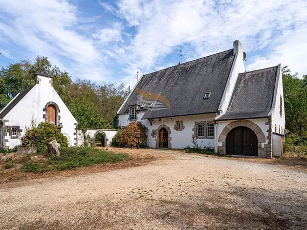 PROPRIETE A RENOVER DE 370m2 SUR PLUS DE 4.5 HECTARES