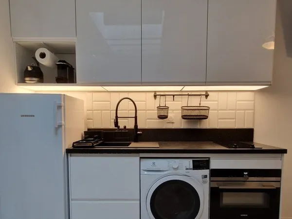 Beau studio meuble et lumineux