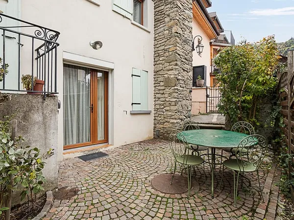 Duplex indépendant avec terrasse dans un château médiéval