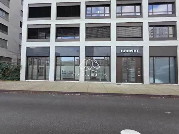 Local commercial 1 pièce 106 m²