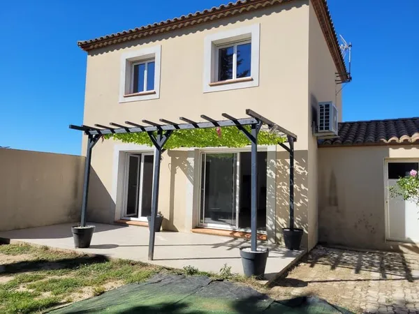 Salles d'Aude Agréable villa de type 4 avec garage édifiée s