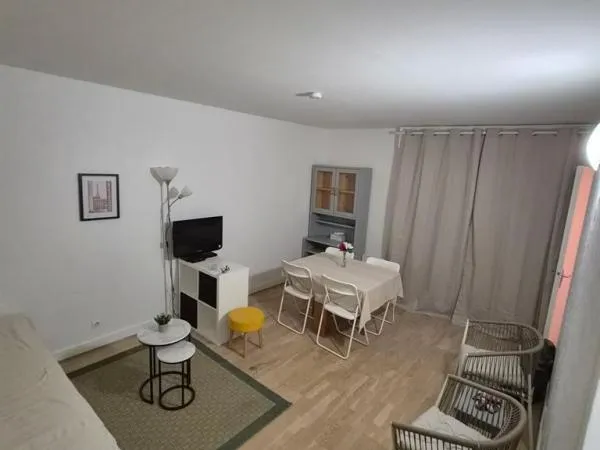 Rue Saint-Maur : un studio avec parking au pied des transports et des commerces !