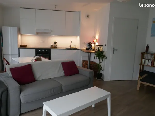 Grand studio lumineux avec jardin et place de parking privative
