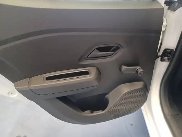 Dacia Sandero sce 65 — photo 13