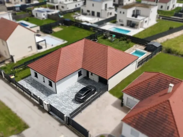 Rouvres-en-Plaine - Maison de plain-pied (2022) de 149 m2 sur parcelle de 730 m² avec piscine, quart