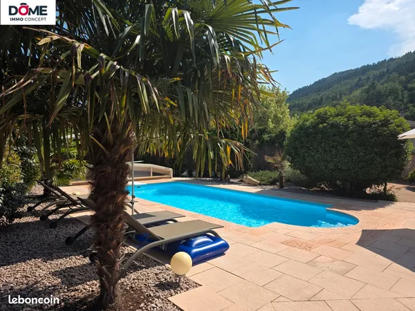 Belle propriété 6 pièces située sur un terrain clos et arboré de 10,54 ares avec piscine