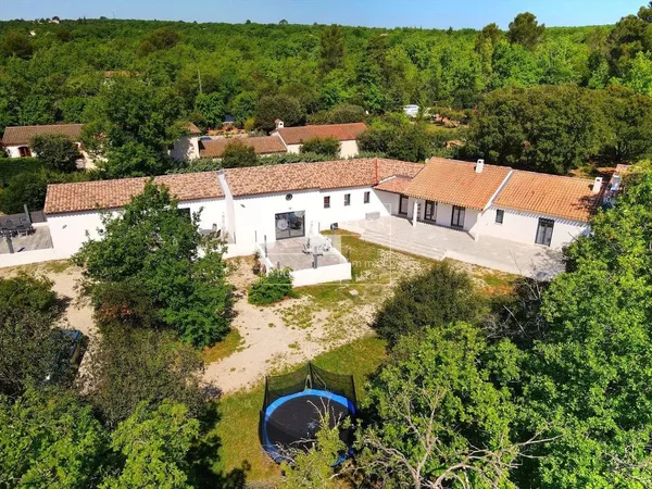 Hôtel 13 pièces 244 m²