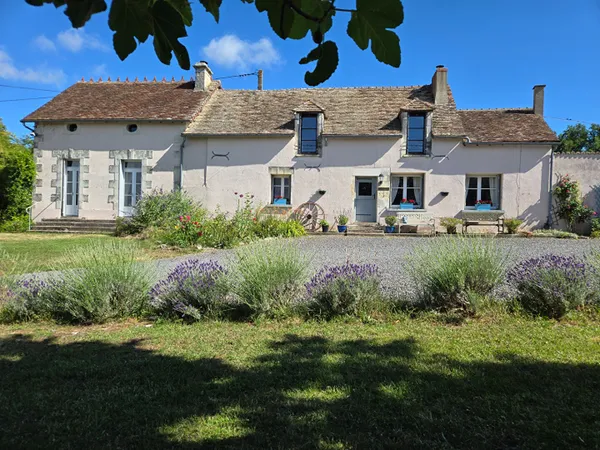 VIENNE : Ferme Rénovée de 5 Chambres avec Piscine, Installations Équestres & 4,32 ha près de Chauvig