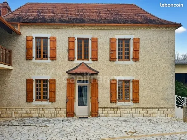 Maison 8 pièces 237 m²