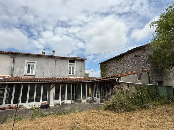 Maiosn de village et dépendances