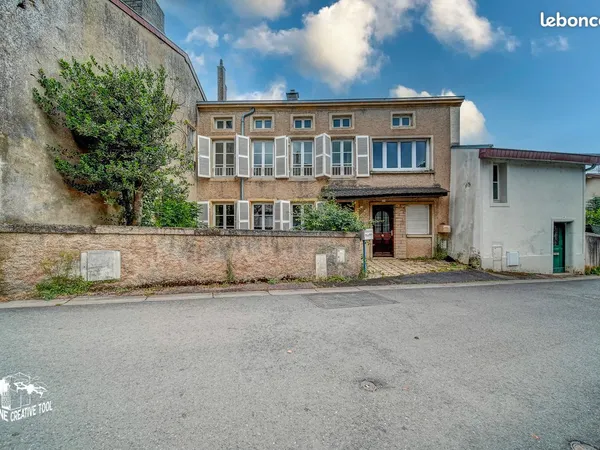 Ensemble immobilier composé de deux logements avec entrée privative, garages, terrasses, surface 188