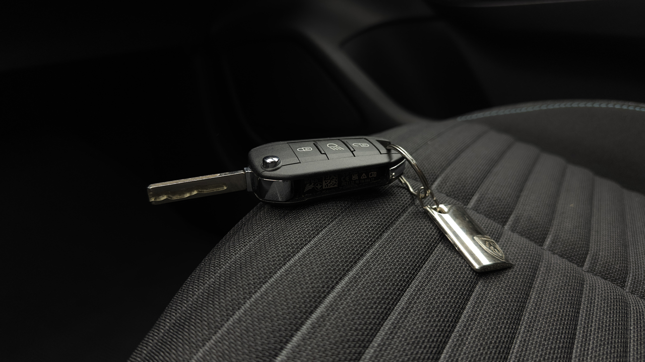 Peugeot 208 PureTech 100 S&amp;S EAT8 — photo 40