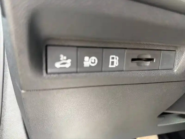 Peugeot 408 phev 180 e-eat8 — photo 18