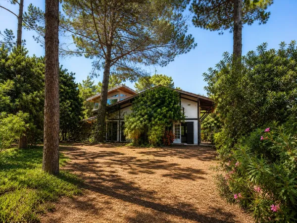 CAP FERRET CENTRE ENTRE LE MARCHÉ, LA JETÉE DE BÉLISAIRE ET LES