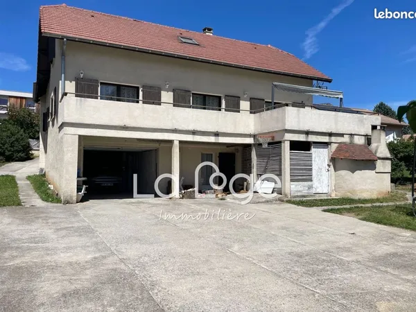 Spacieuse maison familiale de plain-pied avec T1 indépendant, vue dégagée, jardin clôturé avec pisci