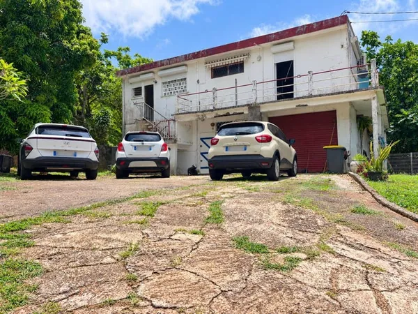 À Goyave, découvrez une propriété au fort potentiel ! Sur une parcelle verdoyante de 2 938 m², cette