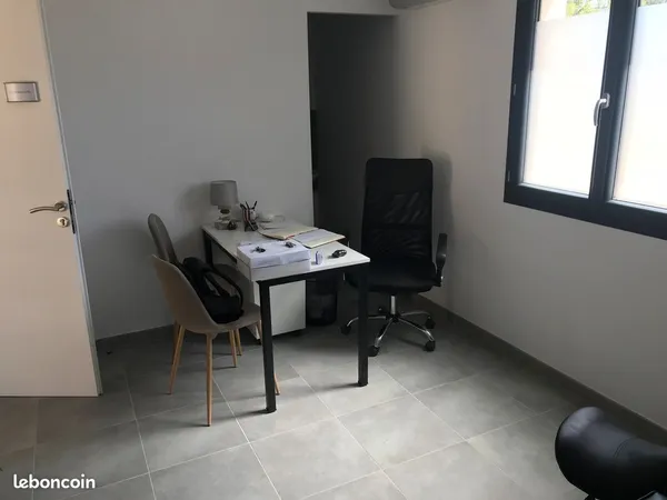 Bureau professionnel lumineux 15 m² à louer - Vagnas / Barjac / Vallon-Pont-d'Arc - 420 CC