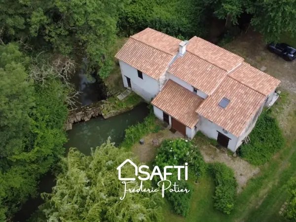 Moulin à eau de charme dans un environnement verdoyant
