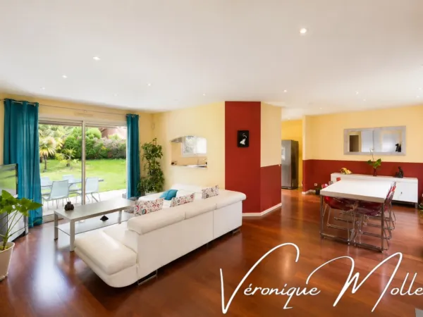 ELEGANTE CONTEMPORAINE DE PLAIN-PIED BAIGNÉE DE LUMIERE