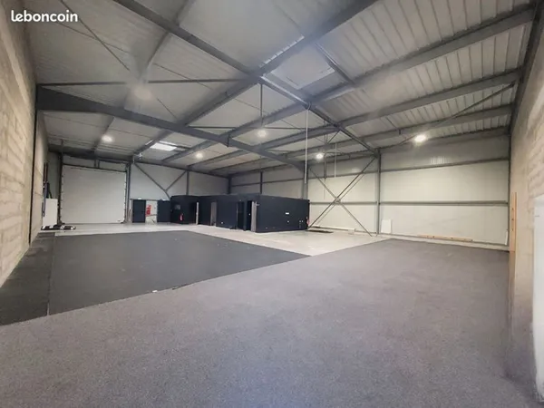 Local 370 m² LA CHEVROLIERE