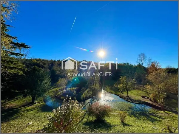 Propriété 1.6 hectares avec étang sur emplacement exceptionnel, maison d'architecte en pierre avec p