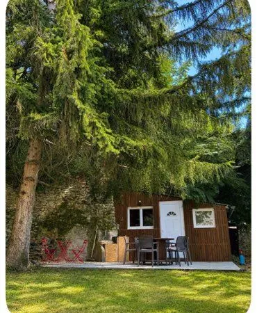 Terrain/ jardin/ cabane aménagée