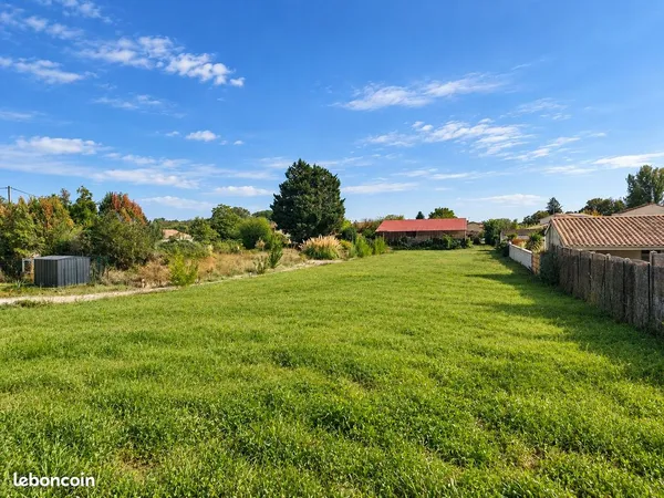 Terrain à bâtir de 1785 m² à ARVEYRES (33)