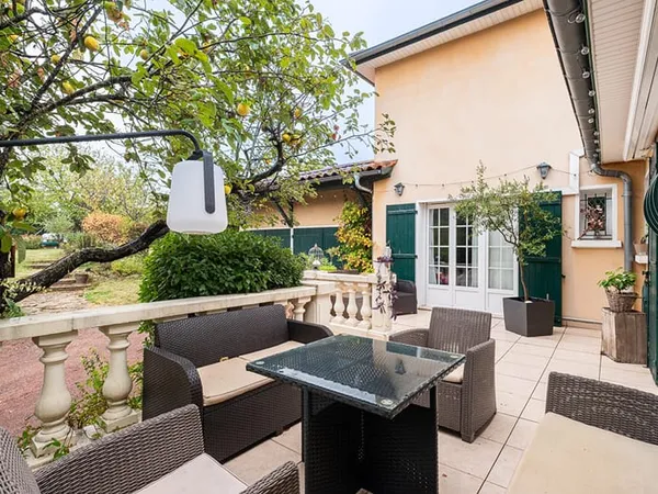 Maison rénovée avec jardin et piscine