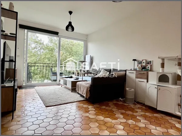 Appartement face aux remparts avec jardin et balcon