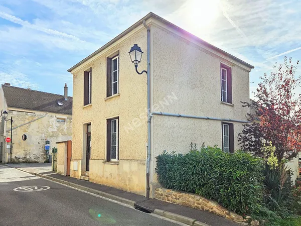 Maison avec cour - 3 pièces 73.70 m2 - centre ville de Marines