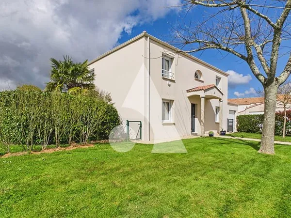 Maison 5 chambres + GARAGES + terrain - DPE A