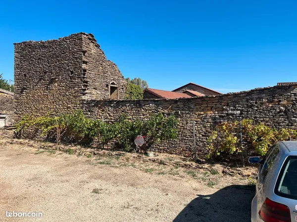 Bâtiment en pierre à rénover entièrement - Fort potentiel