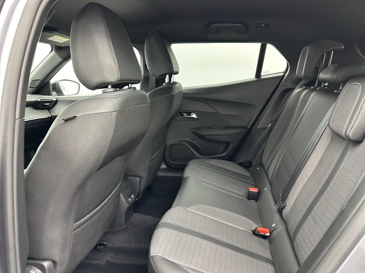 Peugeot 2008 puretech 130 s&s eat8 allure pack — photo 12